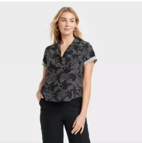 Universal Thread Tops - Women's Short Sleeve Button-Down Black White Tropical Top - Universal Thread - S